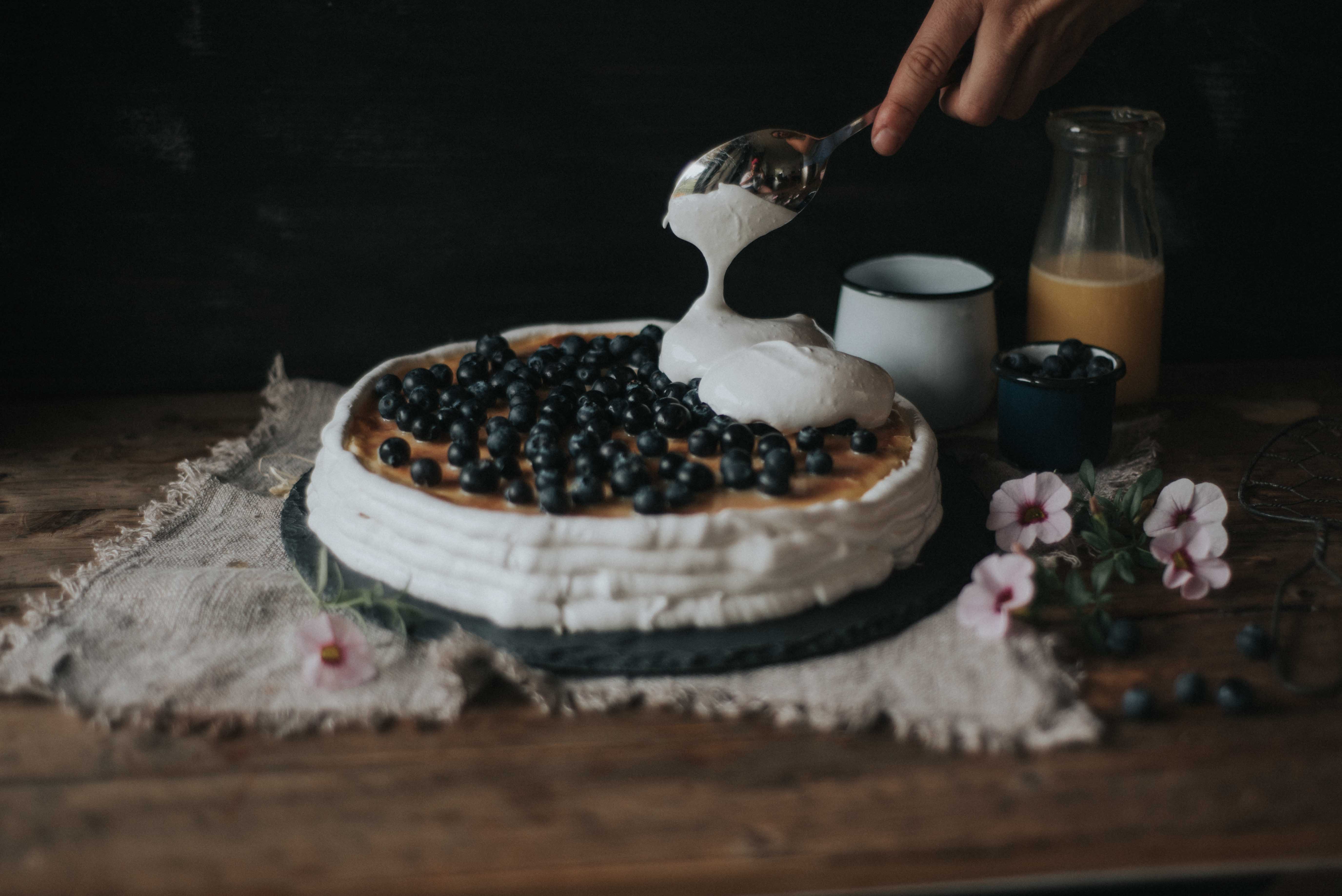 Ein Herz für Klassiker New York Cheesecake Meringue Blueberries Lemon Curd Foodphotography Birds Like Cake