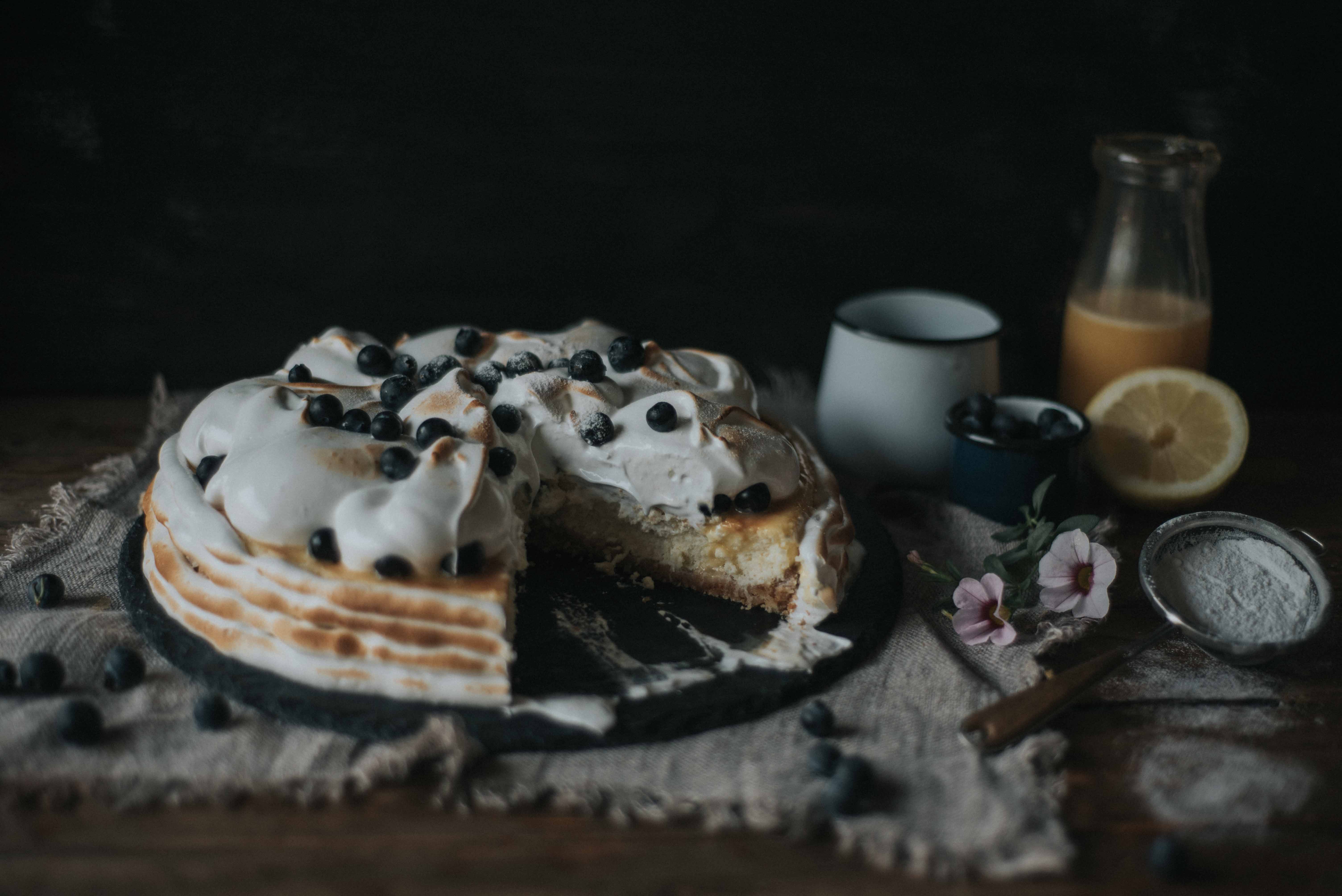 Ein Herz für Klassiker New York Cheesecake Meringue Blueberries Lemon Curd Foodphotography Birds Like Cake